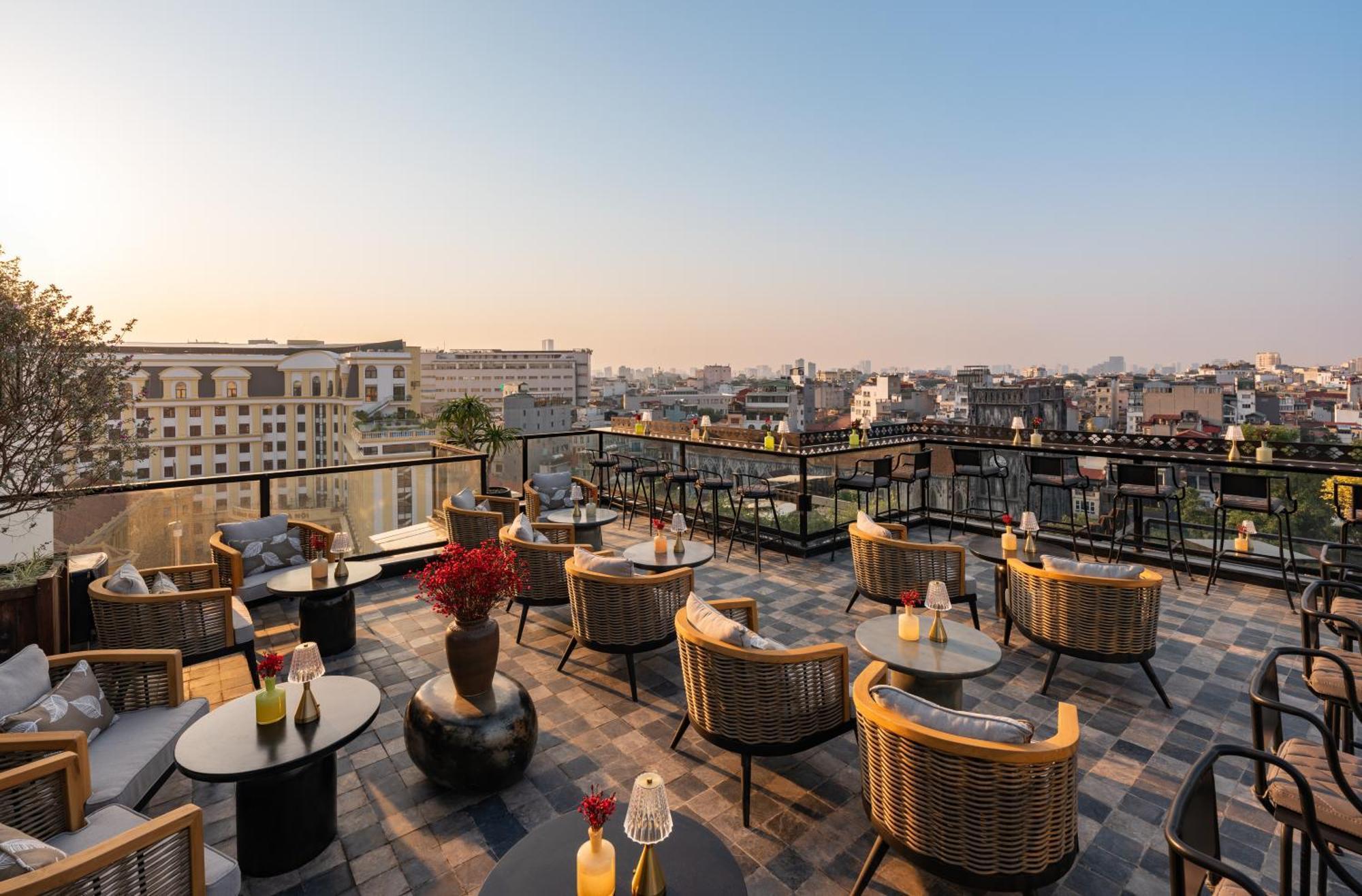 Grand Hotel Du Lac هانوي المظهر الخارجي الصورة Rooftop bar at the hotel